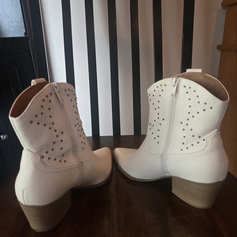 Universal Threads Size 8 Studded Zip Up Booties - Picture 2 of 7